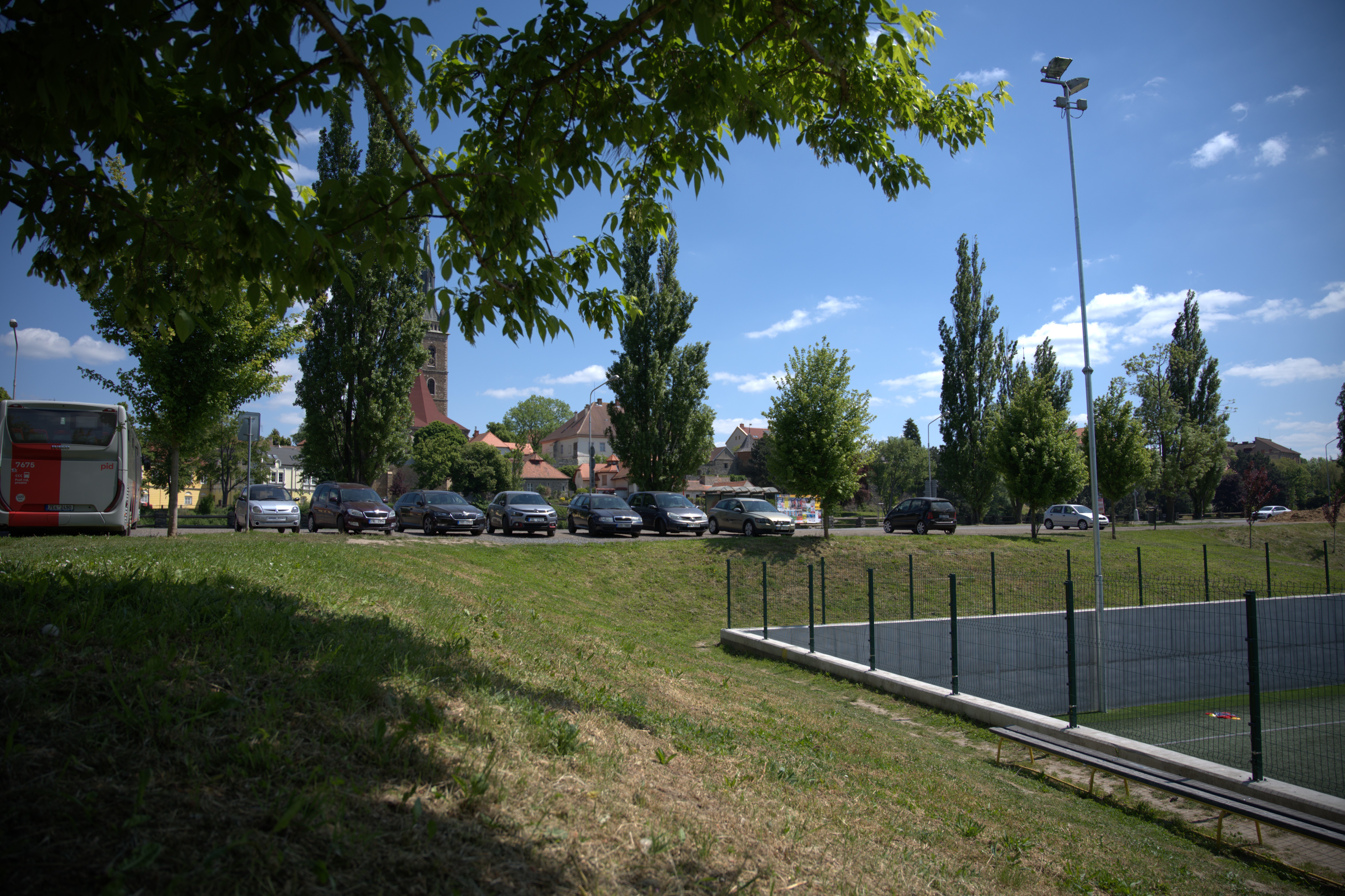 parkoviště nad skateparkem